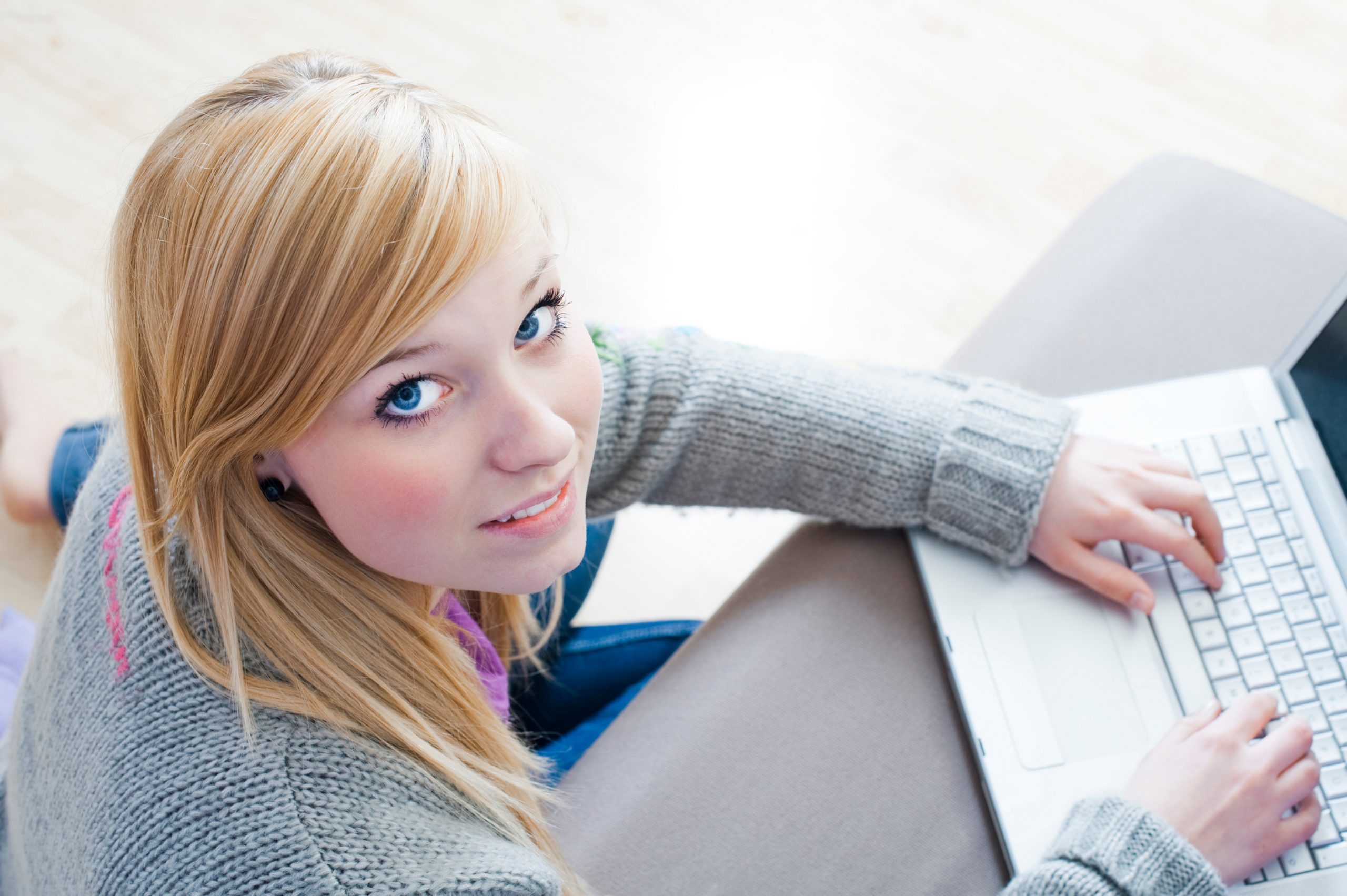 Junge Frau am Laptop